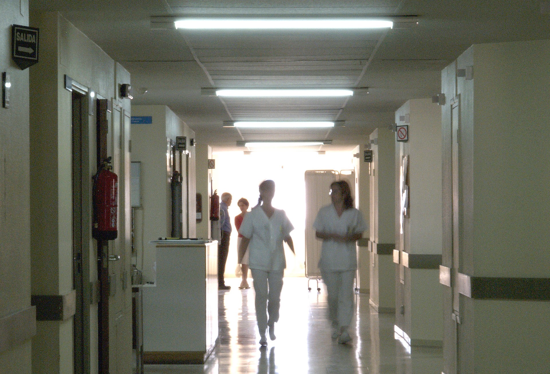Enfermeras por un pasillo del hospital de Cuenca